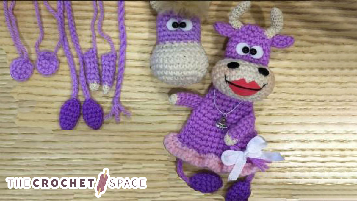 Cute Crochet Cow Couple || thecrochetspace.com