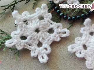 300 Second Crochet Snowflake || thecrochetspace.com