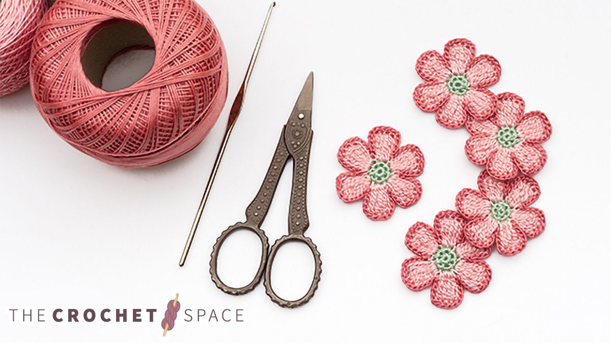 6 Petal Crochet Flower || thecrochetspace.com