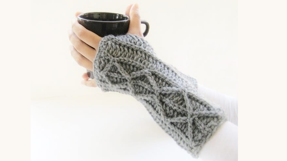 Adeline Crocheted Fingerless Mitts || thcrochetspace.com
