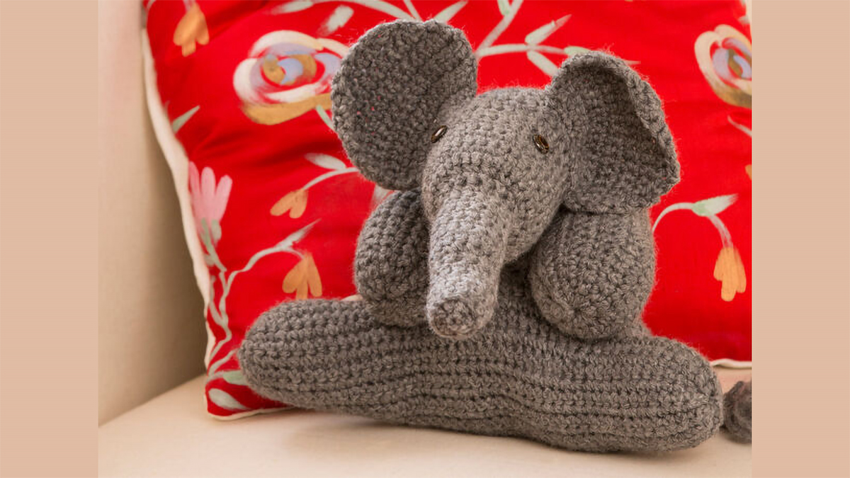 adorable crocheted elephant friends || editor