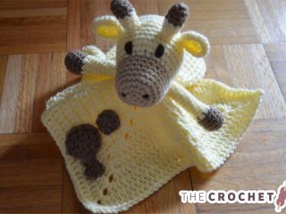 Adorable Crocheted Giraffe Lovey || thecrochetspace.com