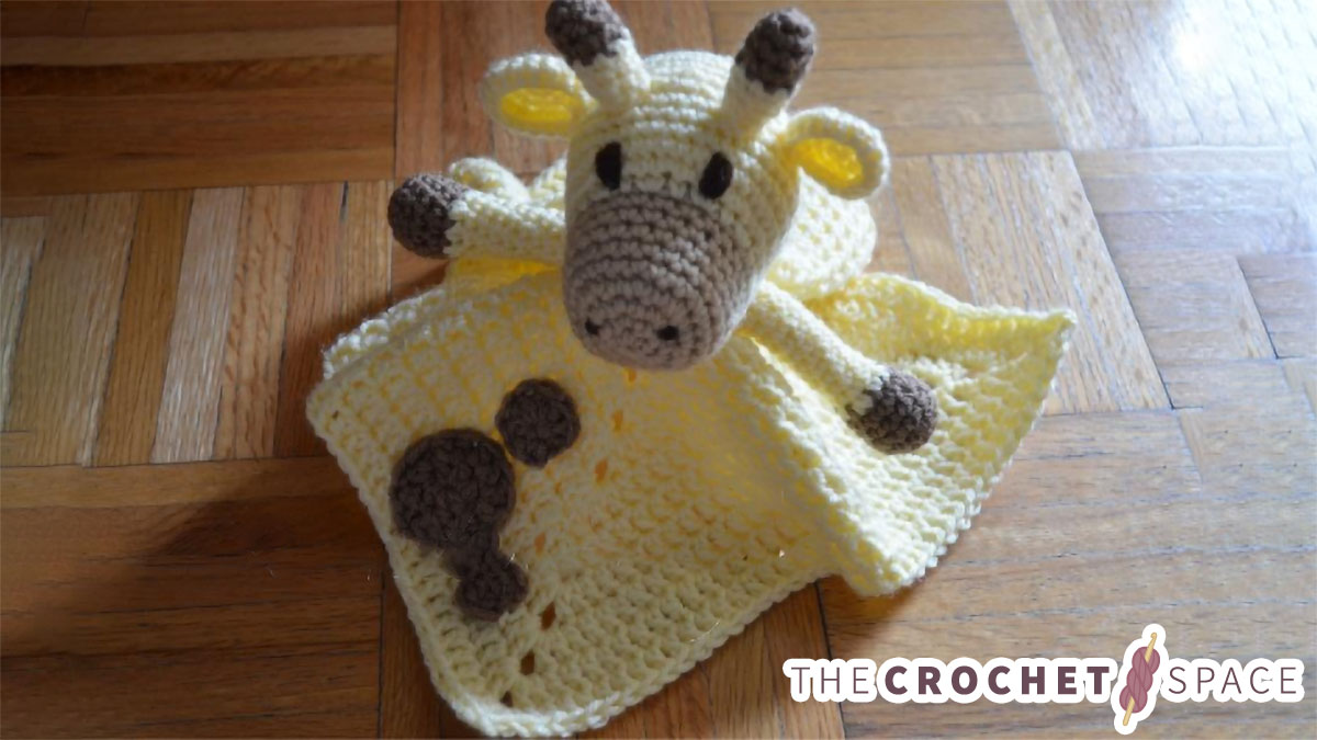 Adorable Crocheted Giraffe Lovey || thecrochetspace.com