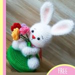 Adorable Crocheted White Rabbit. 1x bunny holding a bunch of flowers || thecrochetspace.com