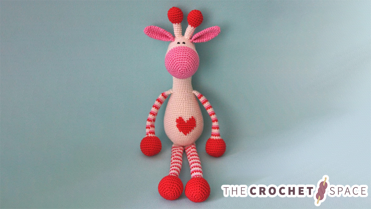Adorable Hearty Crocheted Giraffe || thecrochetspace.com
