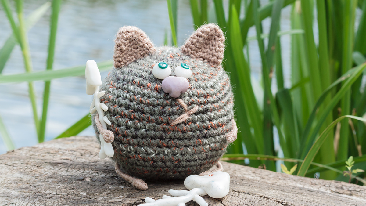 adorably quirky crocheted cat || editor