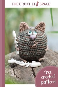 adorably quirky crocheted cat || editor