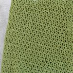 All-Day Everyday Crochet Throw. Up close image of v-stitch || thecrochetspace.com