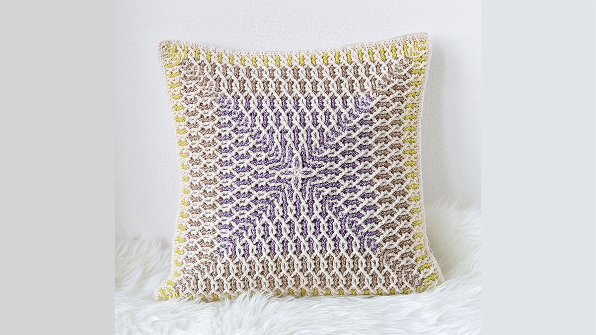 amazing brioche crochet cushion || editor