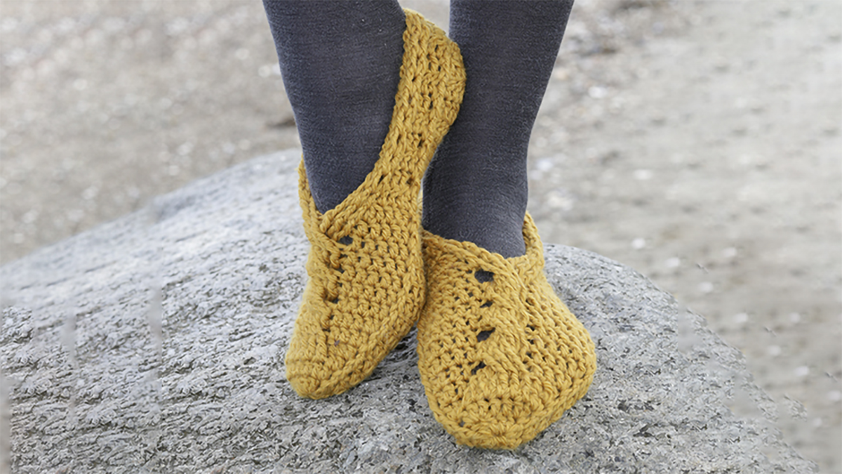 amber road crocheted slippers || https://thecrochetspace.com