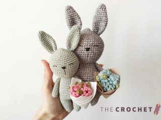 Amigurumi Bunny Carrying Flowers || thecrochetspace.com
