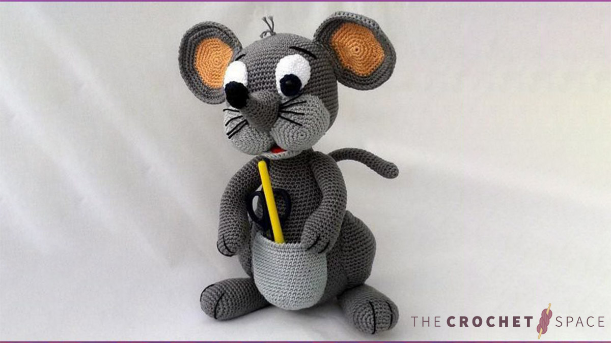 Amigurumi Patty Pocket Mouse || thecrochetspace.com