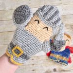 Royal Crochet Hand Puppets. The Knight puppet || thecrochetspace.com