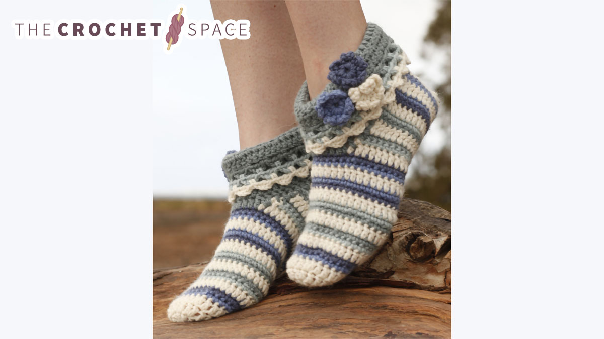 Annabelle Crocheted Striped Slippers || thecrochetspace.com