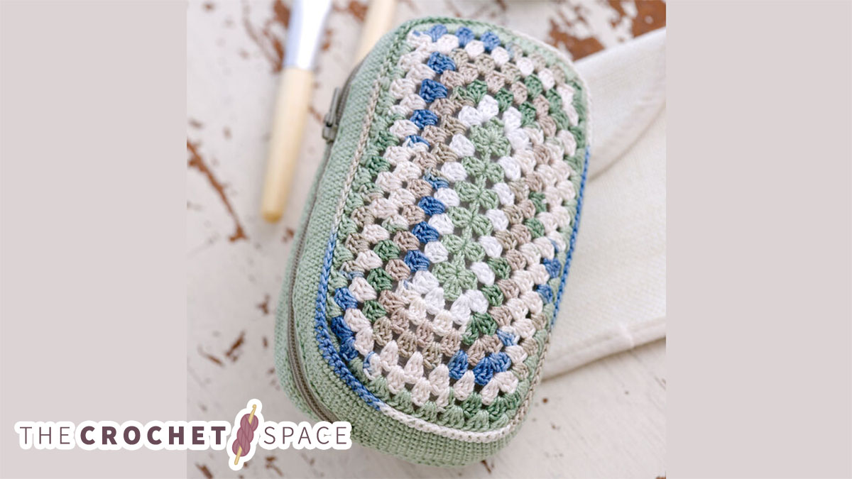 aqua blue crochet makeup bag || editor