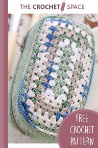 aqua blue crochet makeup bag || editor