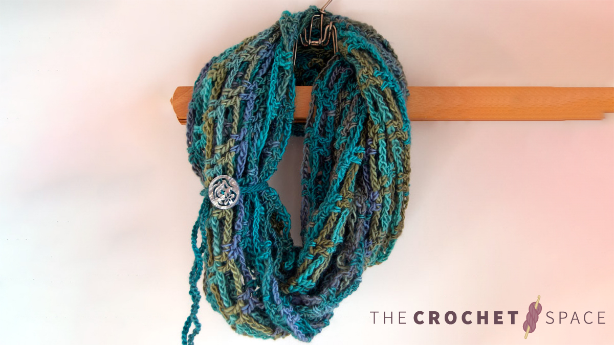 Artfully Simple Crocheted Infinity Scarf || thecrochetspace.com