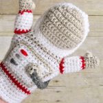 Astronaut Crochet Hand Puppet. Crafted in white and beige with red accents || thecrochetspace.com