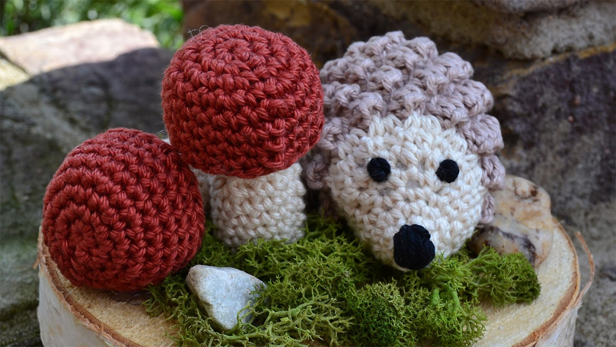 autumn crocheted hedgehog || editor