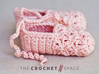 Baby Ballerina Crochet Slippers || thecrochetspace.com
