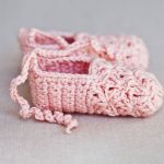 Baby Ballerina Crochet Slippers. Pair of pale pink point shoes with front end crafted in Shell Stitch || thecrochetspace.com