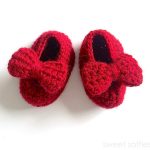 Baby Crochet Ruby Shoes. Pair of Ruby red slippers || thecrochetspace.com