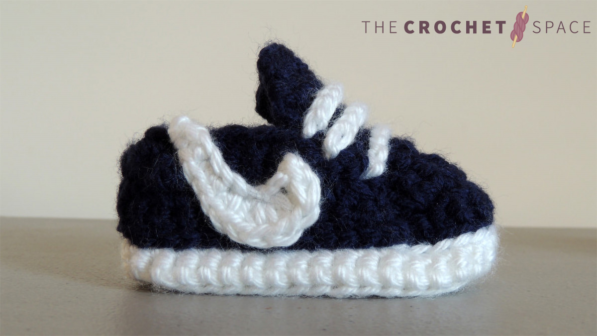 Baby's First Crochet Sneakers || thecrochetspace.com
