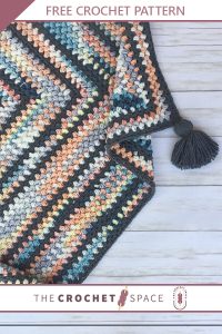 Beanie Crochet Baby Blanket. Multicolored baby blanket with tassel || thecrochetspace.com