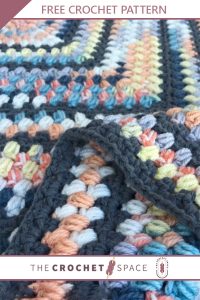 Beanie Crochet Baby Blanket. Multi colored blanket in bean stitch. Close up view || thecrochetspace.com