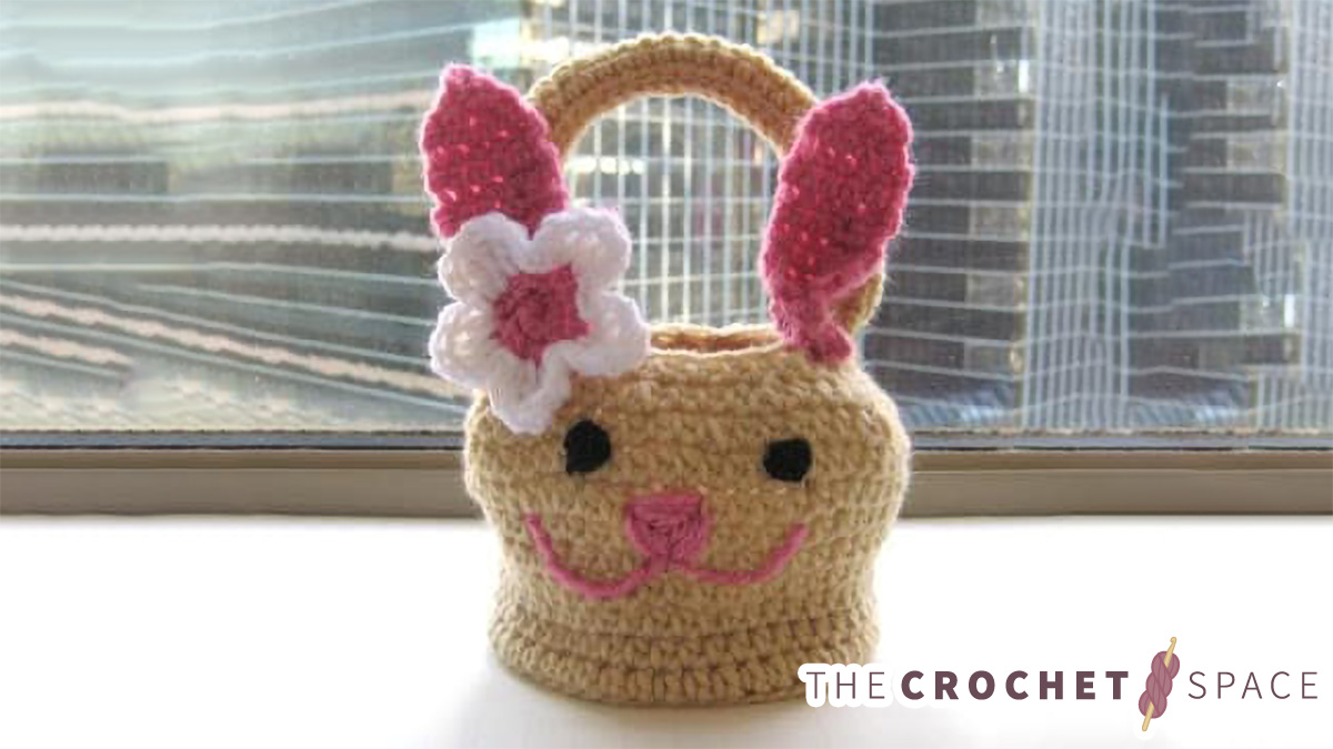 Beautiful Crocheted Easter Bunny Basket || thecrochetspace.com