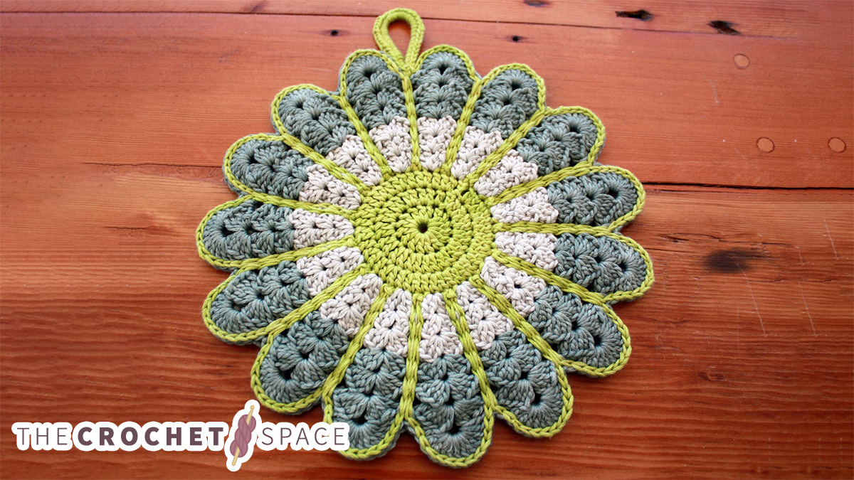 beautiful crocheted flower potstand || editor