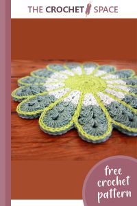 beautiful crocheted flower potstand || editor