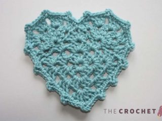 Beautiful Crocheted Grannie Heart || thecrochetspace.com