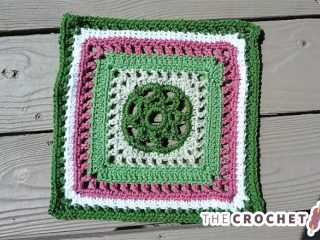 Beautiful Crocheted Manny Ann Square || thecrochetspace.com