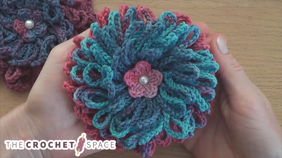 Beginners Crochet Looped Flower || thecrochetspace.com