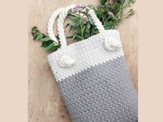 Beginners Suzie Crochet Bag || thecrochetspace.com