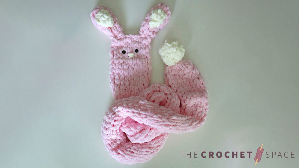 Best Bunny Finger Scarf || thecrochetspace.com