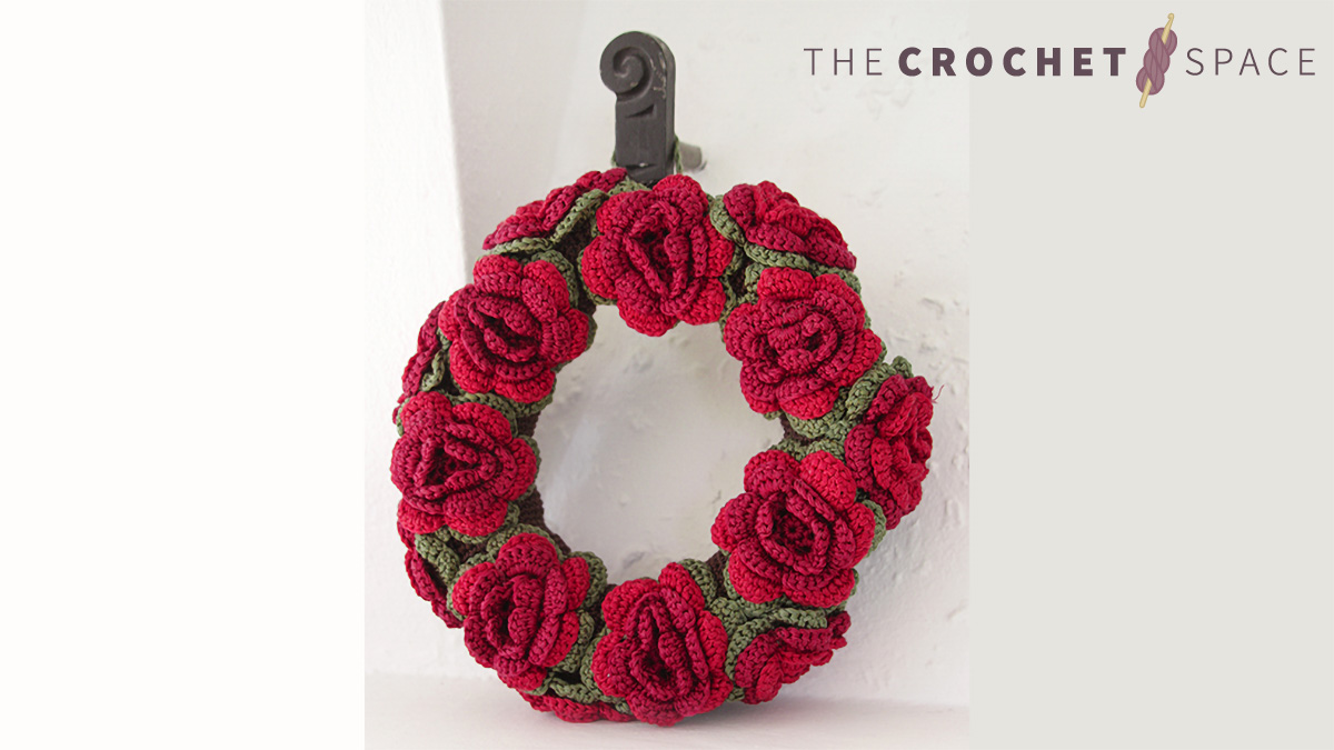 Bloom Crocheted Flower Wreath || thecrochetspace.com