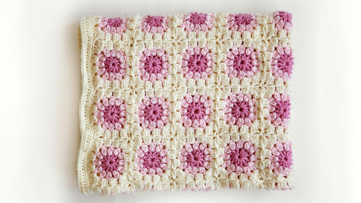 Bloom Square Crochet Afghan || thecrochetspace.com