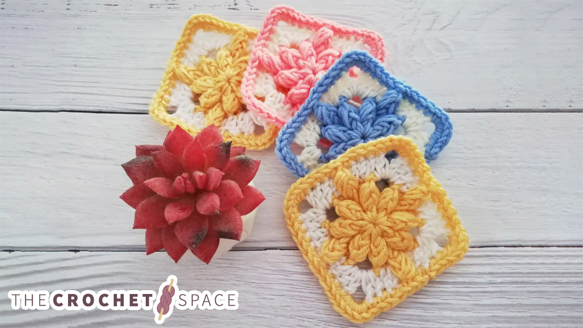 Bobble Flower Crochet Square || thecrochetspace.com
