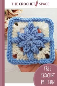 bobble flower crochet square || https://thecrochetspace.com