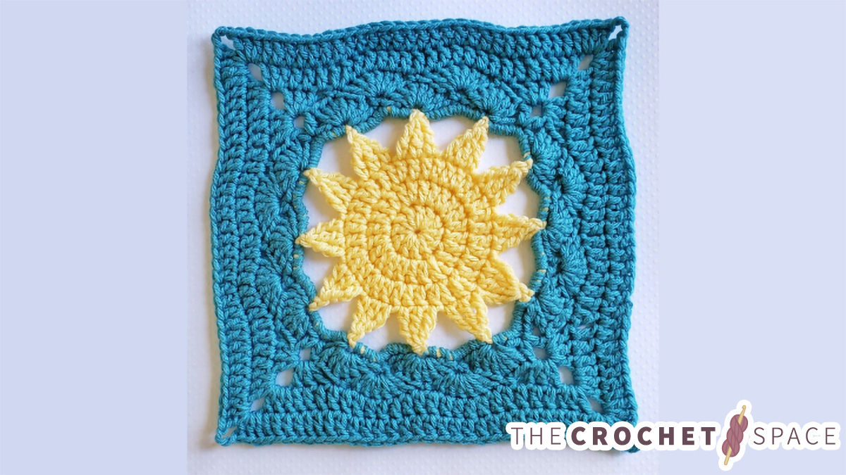 Brilliant Sunshine Crochet Square || thecrochetspace.com