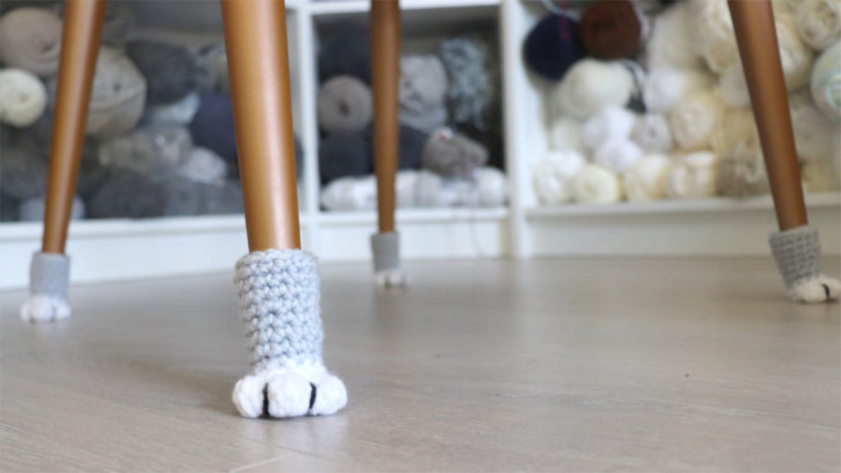 cat-paw crochet chair socks || https://thecrochetspace.com