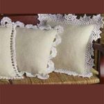 Charming Crochet Pillow Edgings. 3x plain cream pillows with white crochet lace edging || thecrochetspace.com