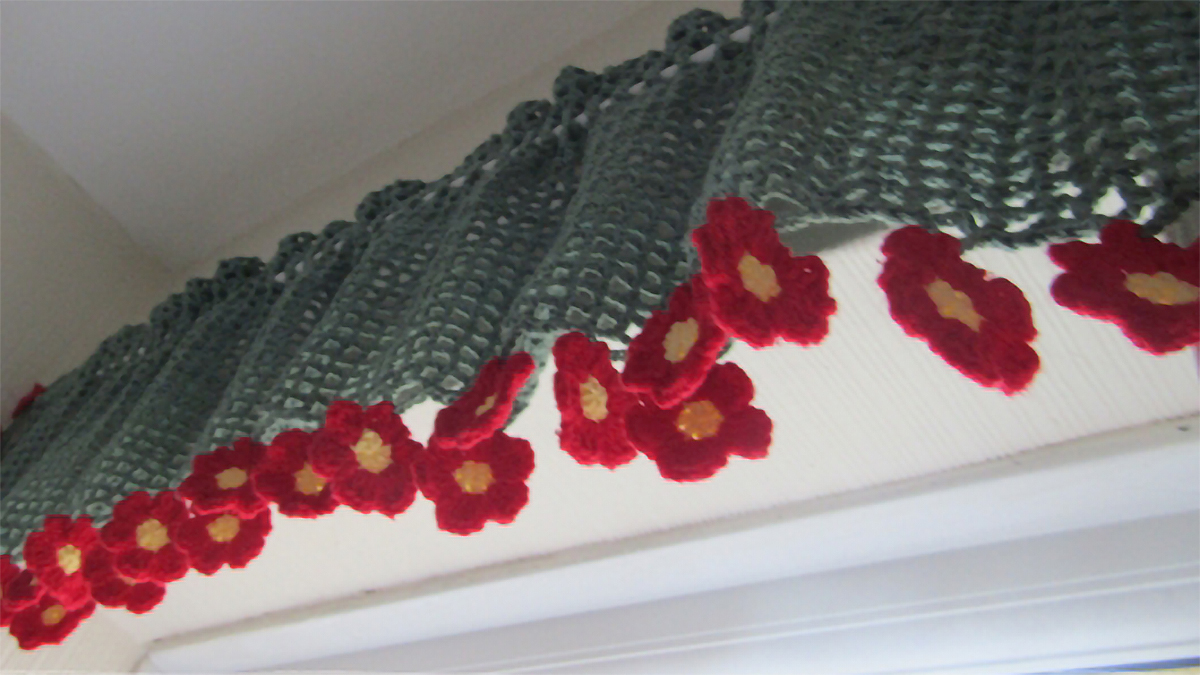 cheerful spring crochet curtain || editor