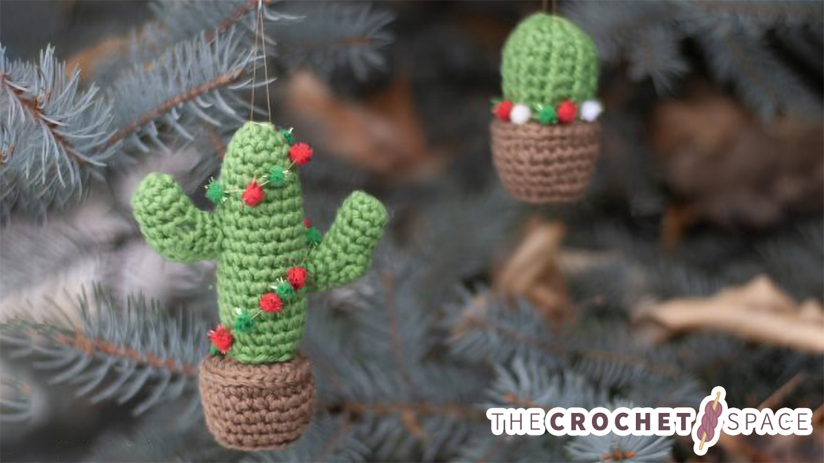 Christmas Cactus Crochet Ornament || thecrochetspace.com