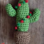 Christmas Cactus Crochet Ornament. Crafted in green with two arms and a string of colored felt lights || thecrochetspace.com