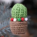 Christmas Cactus Crochet Ornament. Little round cactus in green with a string of felt colored lights || thecrochetspace.com