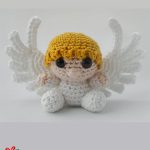 Christmas Crochet Key-Ring Angel. Mini angel crafted in sitting position with lovely, large wings || thecrochetspace.com