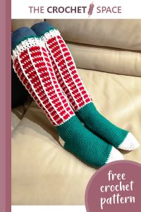 christmas crochet knee socks || https://thecrochetspace.com